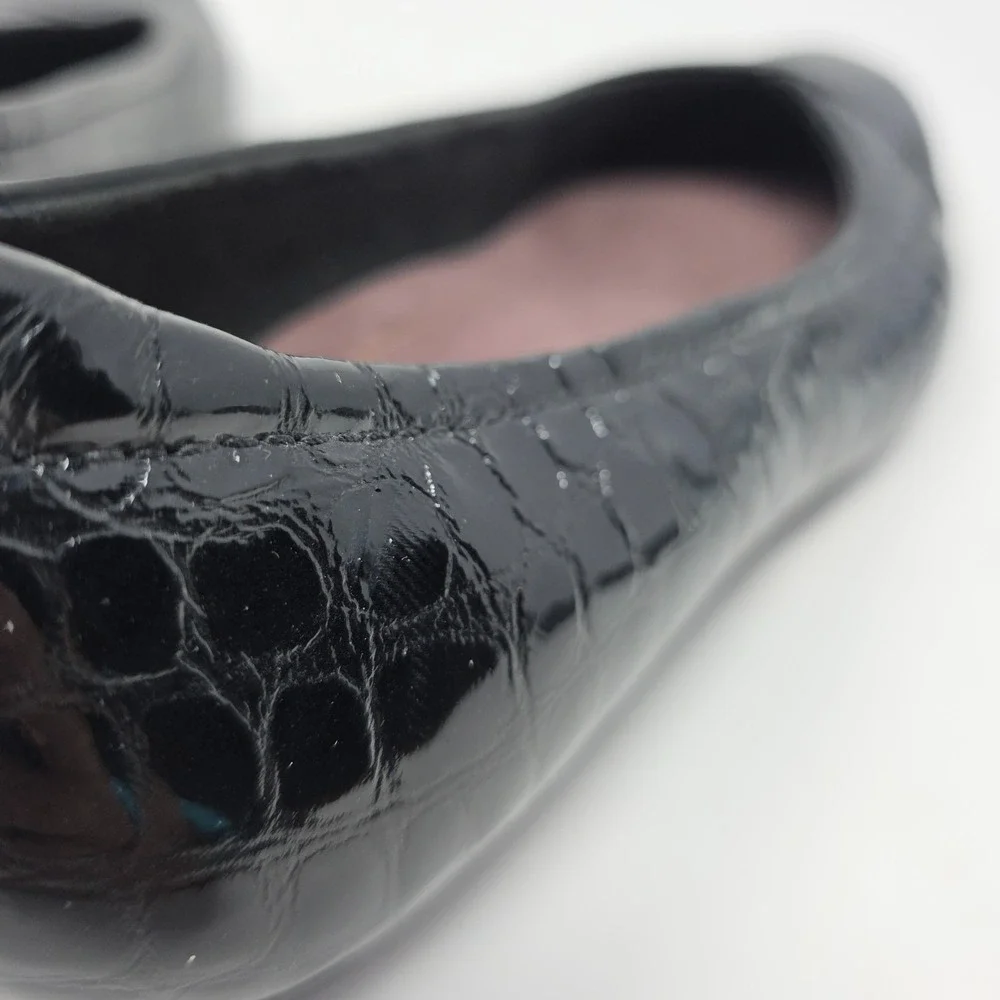 Clarks Comfort Pumps Womens 9.5M Black Leather Croc Embossed Low Heel Shoes